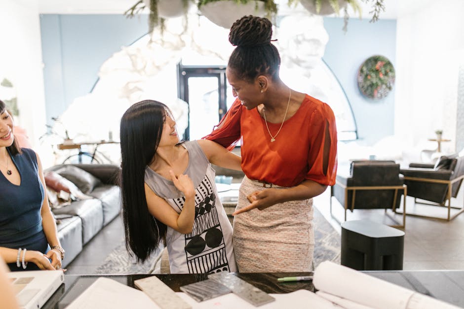 Ilustrasi pasangan modern yang duduk bersama di sofa, salah satunya sedang menutup laptop setelah selesai bekerja, menunjukkan keberhasilan menyeimbangkan waktu antara karier dan kebersamaan.