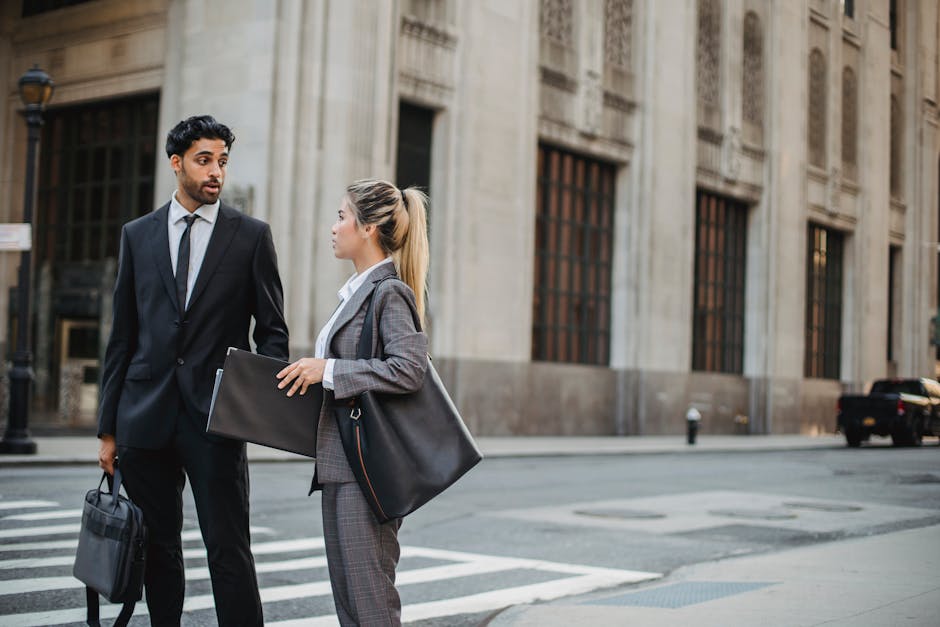 Pasangan profesional sedang berdiskusi serius di rumah, melambangkan upaya menyeimbangkan tuntutan karier dan hubungan pribadi.