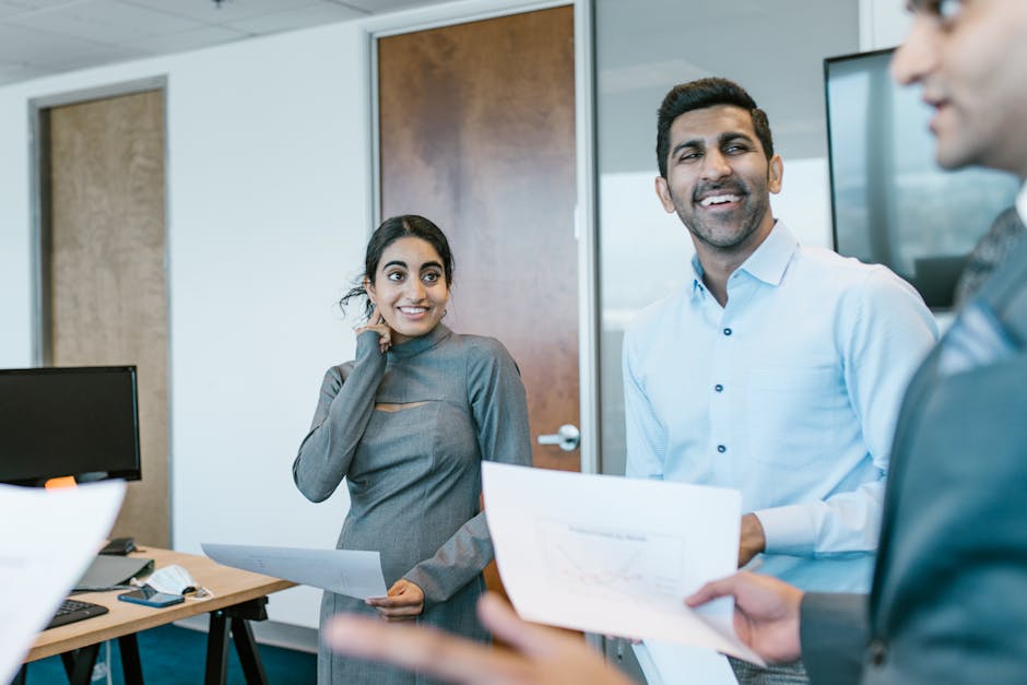 Gambar ilustrasi pasangan profesional modern yang berinteraksi santai di ruang kerja rumah, melambangkan harmoni antara ambisi karier dan kehidupan rumah tangga.