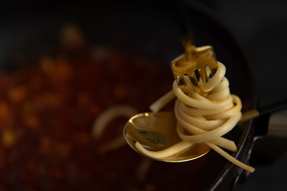 Sajian rendang modern dengan plating estetik yang menonjolkan penggunaan rempah dan bahan lokal.