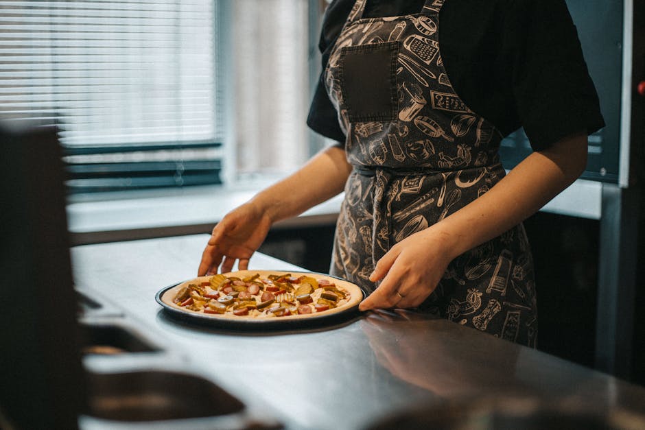 Tumpukan rempah kering seperti jahe, kunyit, cengkeh, dan pala yang diletakkan di atas meja kayu.