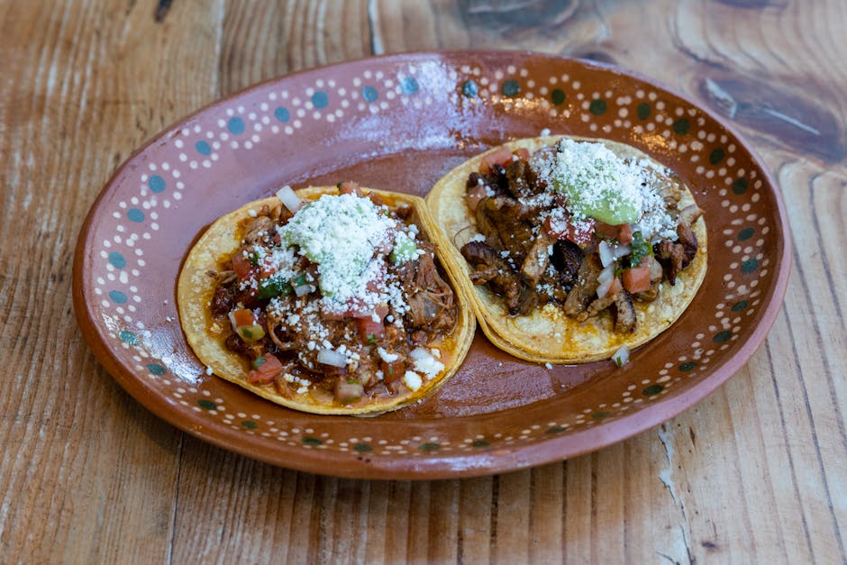 Chef profesional sedang memilih sayuran segar langsung dari kebun milik petani lokal di Indonesia.