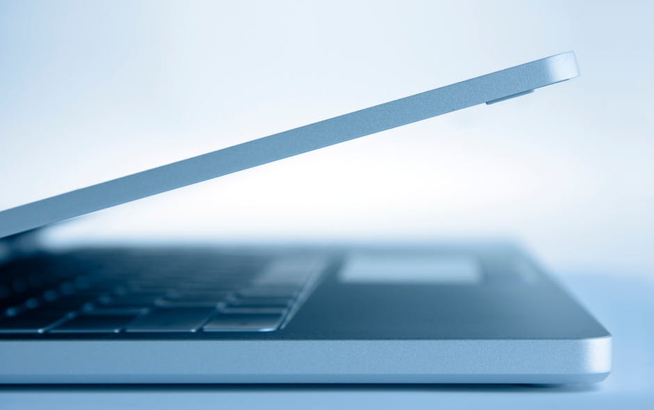 Ilustrasi visual yang menunjukkan konektivitas jaringan global dan ikon-ikon layanan digital (pendidikan, kesehatan, ekonomi) yang terhubung di peta Indonesia.