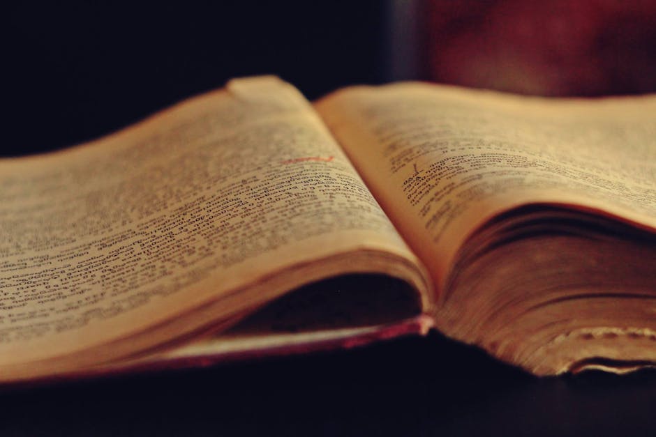 Seorang wanita muda (Aruna) berdiri di antara rak-rak buku tua yang tinggi di sebuah toko buku yang remang-remang, tangannya memegang buku besar usang, matanya menunjukkan perpaduan antara kelelahan dan keteguhan hati. Cahaya senja masuk dari jendela.