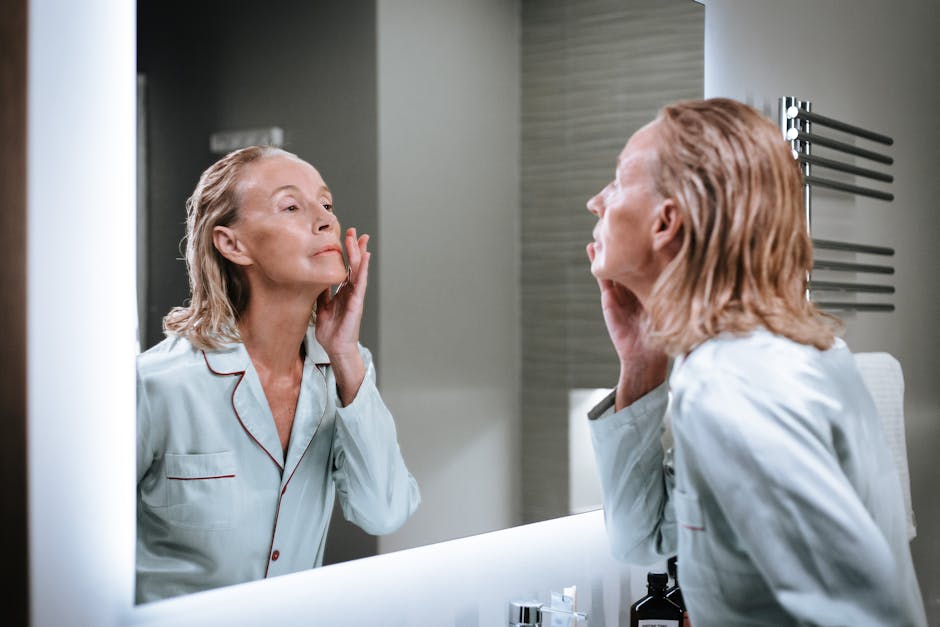 Ilustrasi wanita sedang mengaplikasikan tabir surya di luar ruangan sebagai bagian dari rutinitas perawatan kulit sehat.