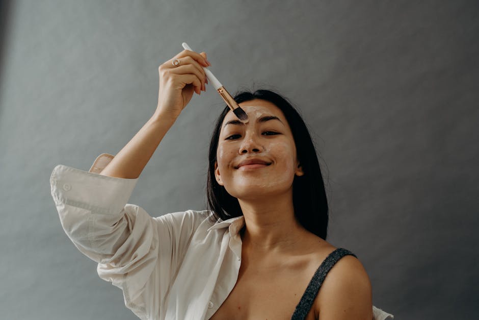 Ilustrasi seorang wanita yang sedang mengaplikasikan tabir surya di wajahnya sebagai langkah perlindungan kulit harian.